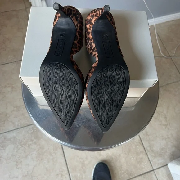 Bandolino Grenow Pointed Toe Pumps - Picture 7 of 7